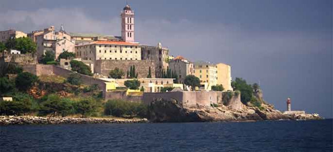 “Meurtres à Bastia” en tournage pour France 3 avec Richard Bohringer